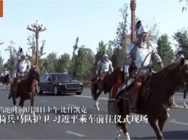 独家视频丨骑兵马队护卫 习近平乘车前往仪式现场