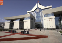 独家视频丨习近平乘车抵达欢迎仪式现场 吉尔吉斯斯坦总统夫妇热情迎接