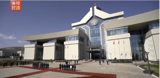 独家视频丨习近平乘车抵达欢迎仪式现场 吉尔吉斯斯坦总统夫妇热情迎接