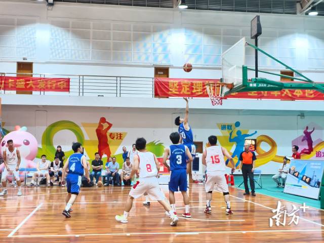 守门员高高跃起扑球。