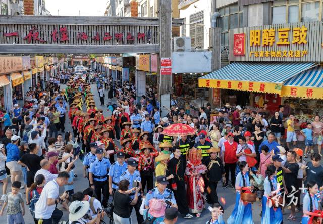 渔家婚嫁非遗巡游已成为开渔季沉浸式文旅体验的一部分。 梁文栋 摄 