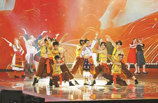 决赛现场，大赛30强代表带来集体表演《舞动五洲》。