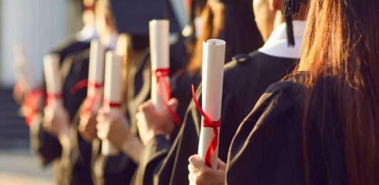 留学红利消退叠加海外门槛抬升 中国留学生归国率创下历史新高