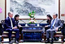 中国外长会见美驻华大使:改善发展中美关系符合国际社会共同期待