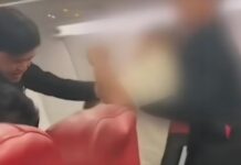 屡次要求飞机紧急降落并欲开舱门 情绪失控军官被制服