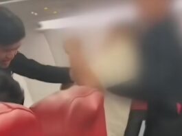 屡次要求飞机紧急降落并欲开舱门 情绪失控军官被制服