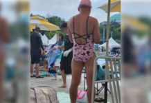 男子穿女式泳衣现身泳池 被警方带走