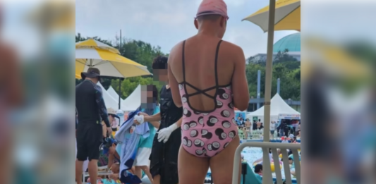 男子穿女式泳衣现身泳池 被警方带走