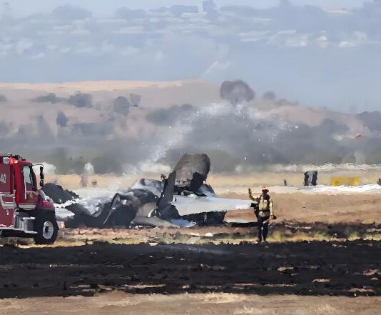 美军F-35B隐形战机加州坠毁 飞行员弹射逃生无生命危险