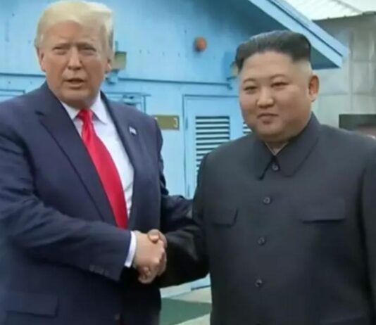 特朗普晒与金正恩合影 强调关系融洽