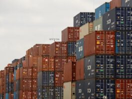 白宫指控中国经第三国转运商品规避关税 每年损失最高260亿美元
