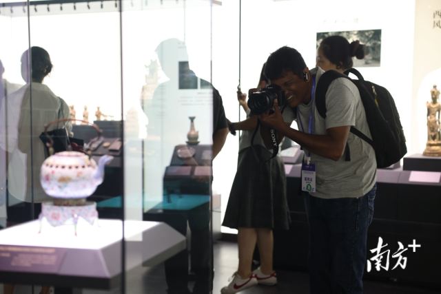 来自斯里兰卡的新闻摄影记者正在拍摄展品。