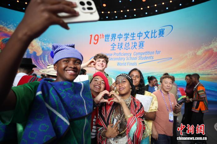 中国侨网9月21日，天津，参赛选手在比赛后合影。当晚，第十九届“汉语桥”世界中学生中文比赛全球总决赛在天津举行，美国选手玮菈获得全球总冠军。今年是“汉语桥”举办的25周年，作为全球中文学习者的标志性赛事，来自一百多个国家的120余名选手及随行监护人、指导教师在北京、天津参加中文学习与文化交流活动。中新社记者 佟郁 摄