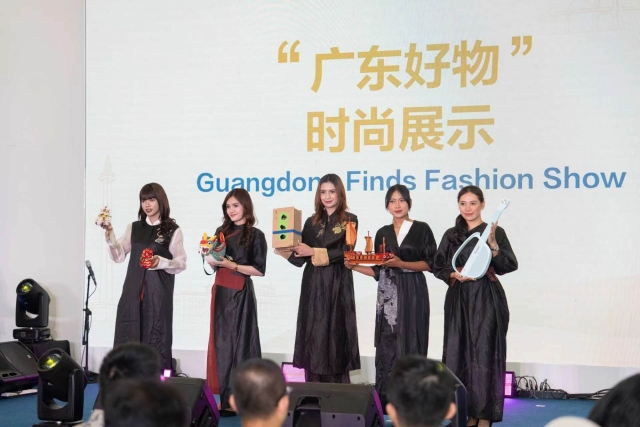 印尼模特们身着国家级非遗香云纱服装，与“广东好物”一起登台走秀
