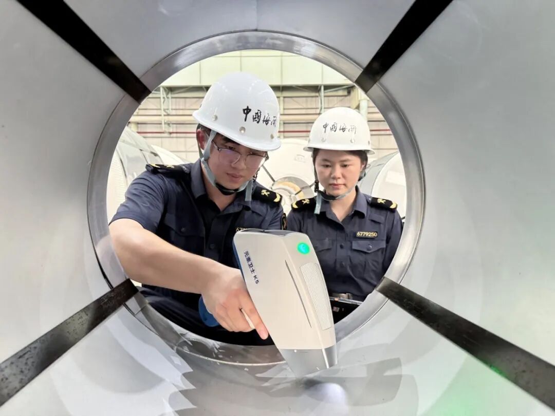 东海岛海关关员查验出口钢卷。刘文雄 李俊毅 摄