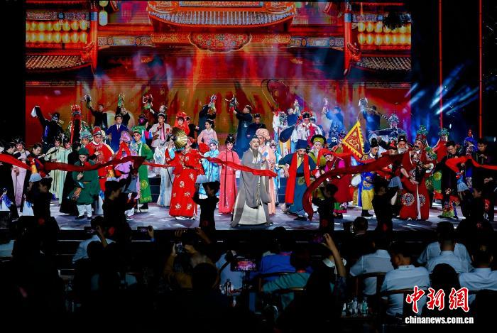 中国侨网9月24日晚，2026年闽南戏剧周暨“泉州有戏‘艺’起来”戏剧展演在福建泉州启动，来自海峡两岸和港澳地区，以及新加坡、菲律宾等地的多个文艺团体同台演绎梨园戏、高甲戏、木偶戏、南音等闽南语系剧种。图为启动仪式上的文艺表演。中新社记者 王东明 摄
