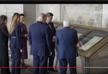 习近平和彭丽媛同美国总统特朗普夫妇共同参观美国国家档案馆