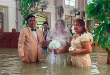 教堂积水深及腰部 菲律宾新人无惧洪灾坚持完婚