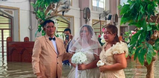 教堂积水深及腰部 菲律宾新人无惧洪灾坚持完婚