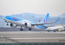 女乘客醉酒搭机失控 竟在走道脱内裤露私密部位