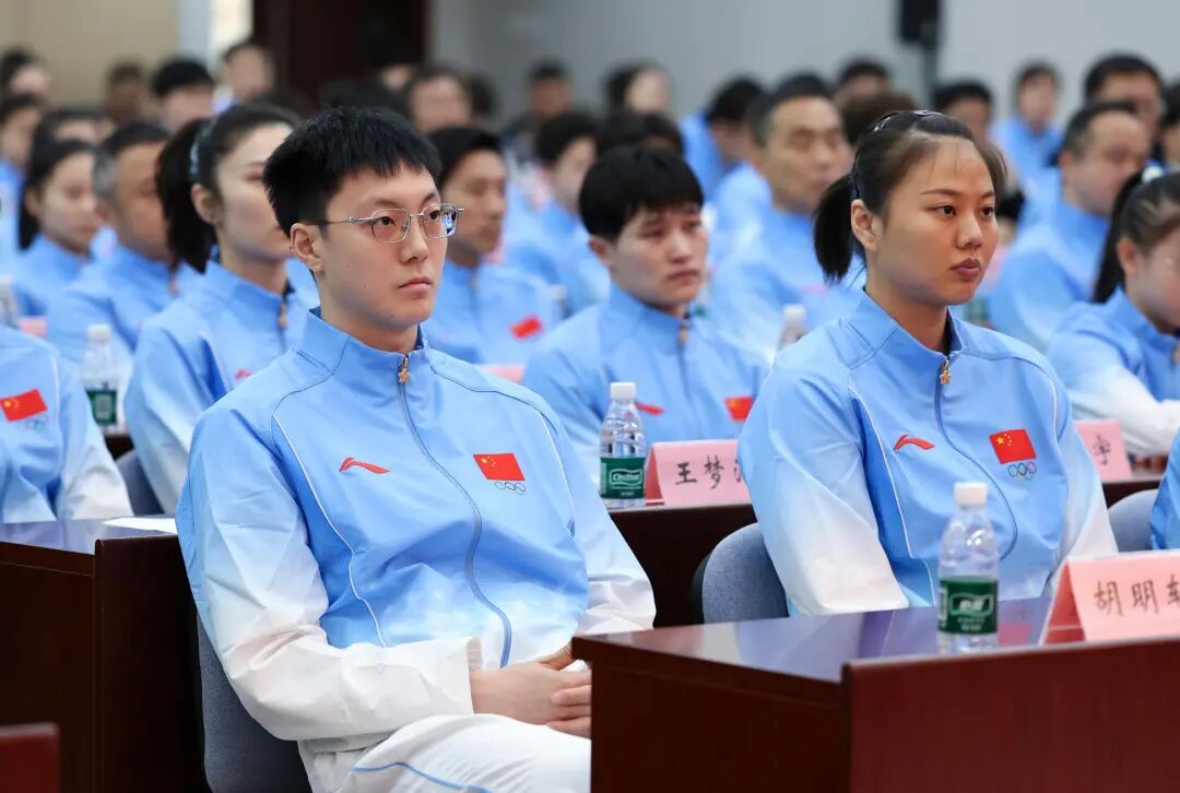 9月4日，广东运动员胡明轩（左）出席第20届亚运会中国体育代表团成立动员大会。图源新华社