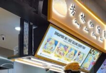 “美团小哥”受雇乘机赴新加坡买咖哩角?