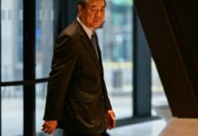 何立峰抵达纽约 将与美国财长贝森特举行会谈