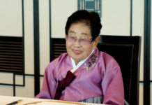 信不信?百岁奶奶仍每天上班