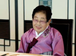 信不信?百岁奶奶仍每天上班