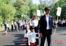 “开学第一课”:俄宇航员与学生定下五年中文之约