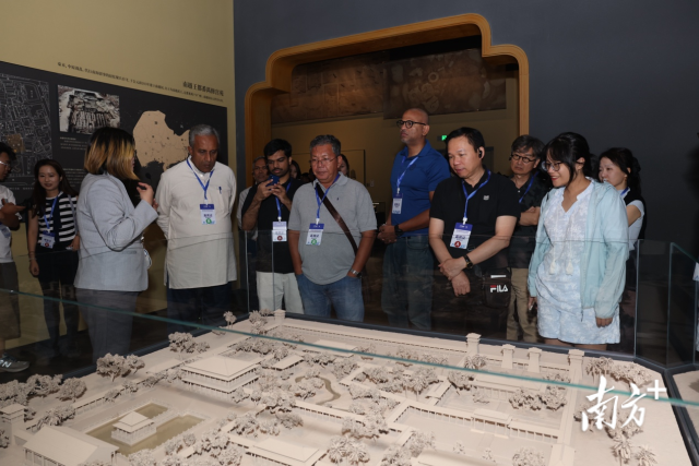 媒体团参观“城脉千年——广州建城2240年得名1800年专题展”。