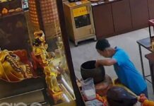 老翁偷走庙宇许愿钱 得手后竟向神像拜拜“求原谅”