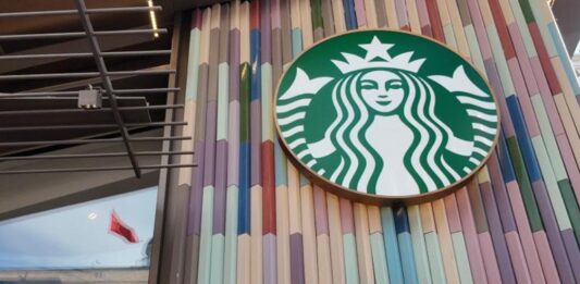 星巴克在新疆开设首批门店 美国议员要求关闭