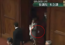 日本80岁参议员疑用纸棒拍女议员臀部 影片曝光引发争议