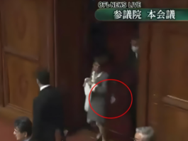 日本80岁参议员疑用纸棒拍女议员臀部 影片曝光引发争议