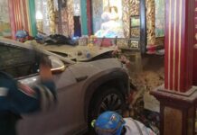 曼谷观音庙遭电动车冲撞 1名老妇被卷入车底