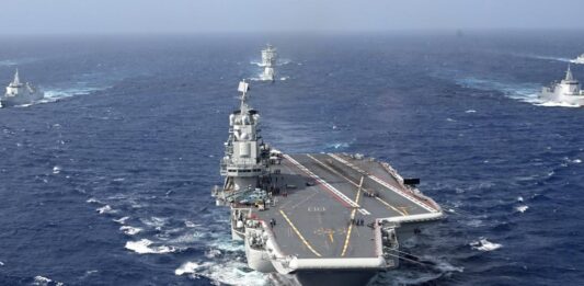 日本称中国航母辽宁舰驶入太平洋并进行舰载机起降