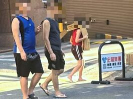 13岁女童遭父亲逼挂羞辱纸板游街 父亲遭羁押